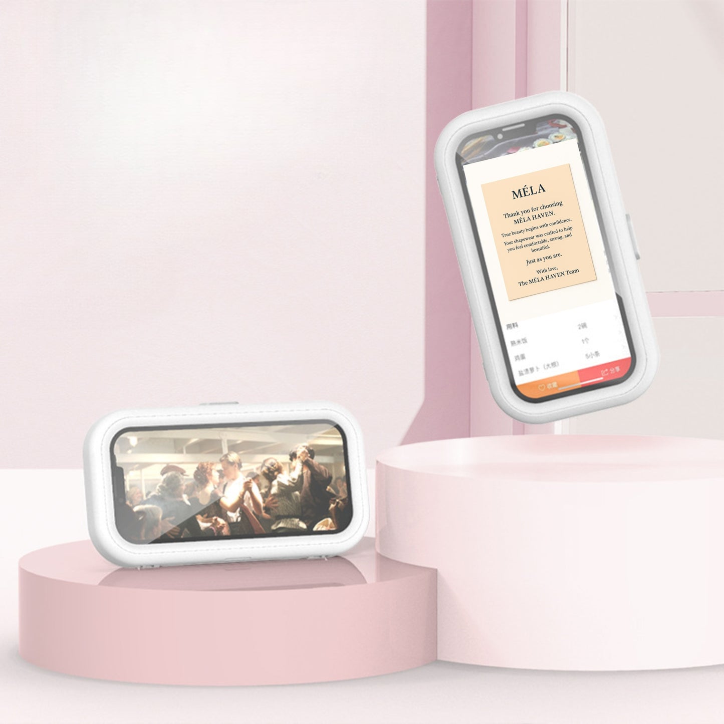 מגן טלפון עמיד במים מוצג בעיצוב אסתטי על סטנד עם טלפון אנכי ואופקי לצפייה נוחה בסרטונים ובתוכן בזמן המקלחת